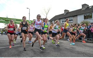 Senior Women's race start, 2023, at the National Road Relay Championships. Credit: Sam Barnes/Sportsfile