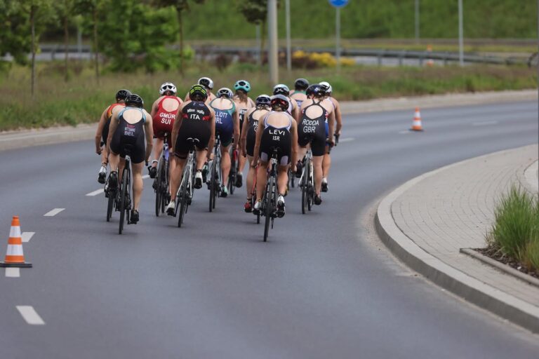 Lead bike pack at European Triathlon Cup Olsztyn 2025. Credit: Triathlon Ireland