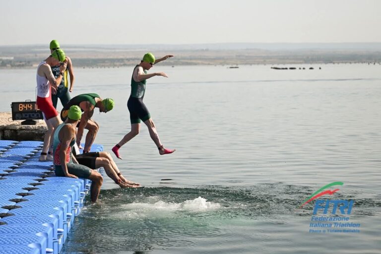 Tom Williamson enters the water at the 2025 World Triathlon Para Series Taranto, Italy. Credit: Federazione Italiana Triathlon