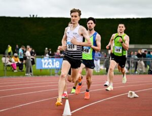 5 July 2025; Nick Griggs of CNDR Track AC, leads the field in the U23 men 800m heats during the 123.ie National U20 & U23 Championships at Tullamore Harriers Athletics Club in Tullamore, Offaly. Photo by Sam Barnes/Sportsfile *** NO REPRODUCTION FEE ***